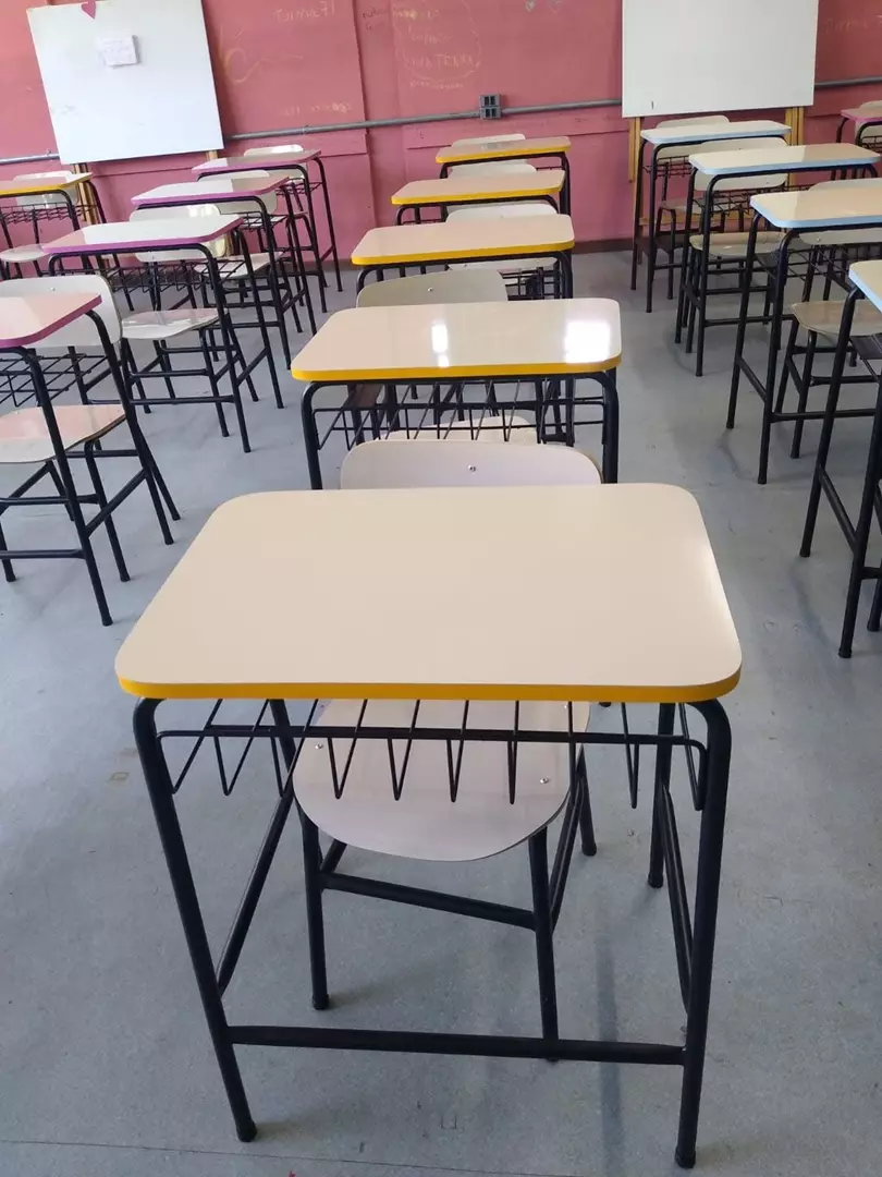 Mesas e cadeiras escolares fabricado em tampo MDF